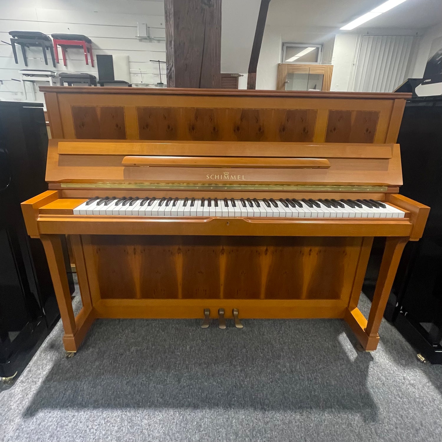 W.SCHIMMEL Klavier 120 J Kirsch-Eibe mattglanz Occasion Bj. 1990, Bestzustand mit Renner Mechanik (gebraucht) - Musik-Ebert Gmbh