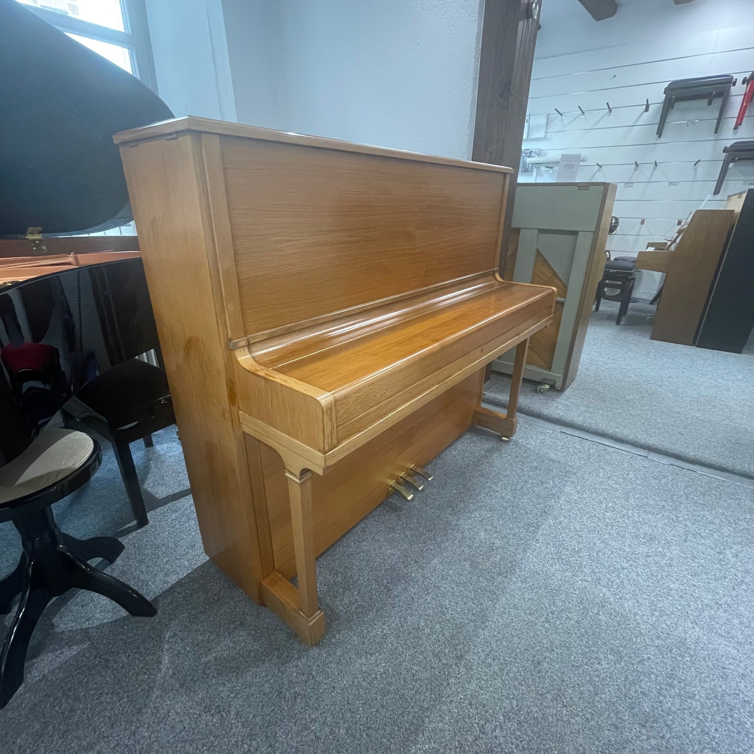 FEURICH Klavier F 128 Occasion Nussbaum Bj. 1995 sehr guter Zustand - Renner Mechanik (gebraucht)