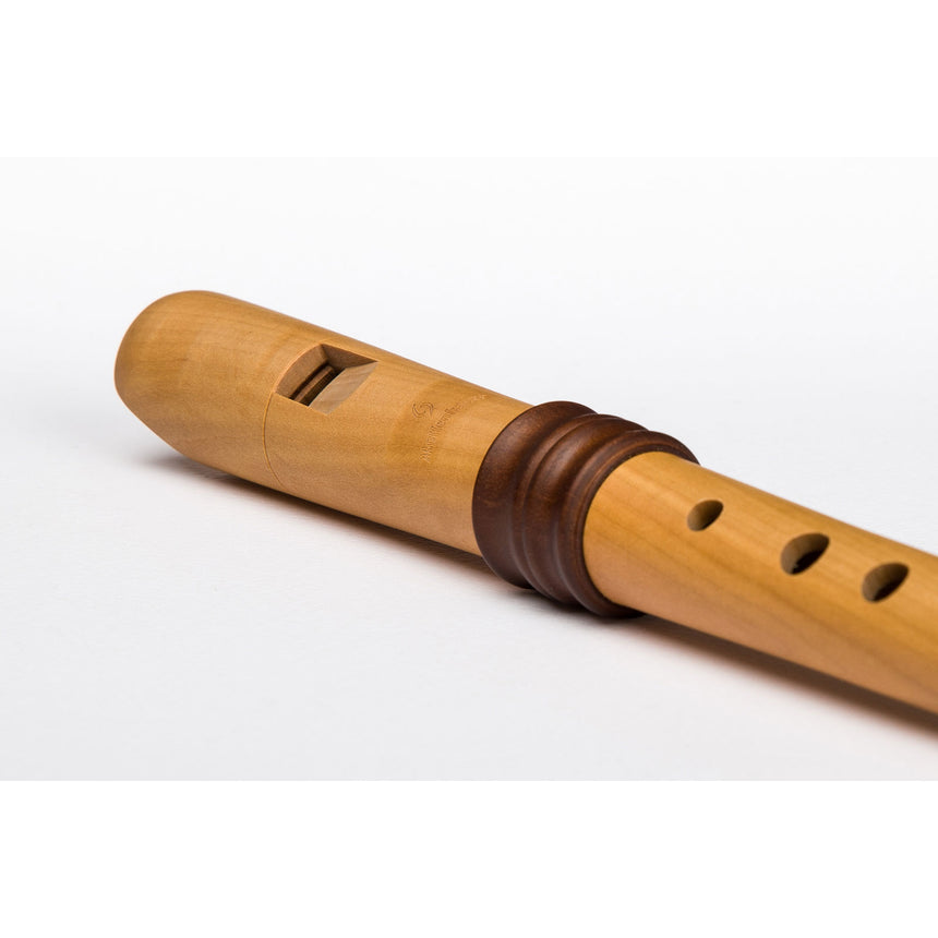 Mollenhauer Adris 4119 soprano recorder, natural pearwood – detail of the head joint and labium
