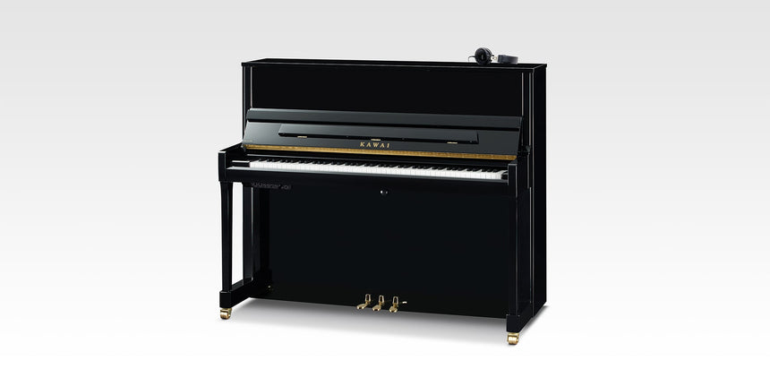 Kawai K-300 ATX4, schwarz poliert – Gesamtansicht mit ATX4-System und Kopfhörern.