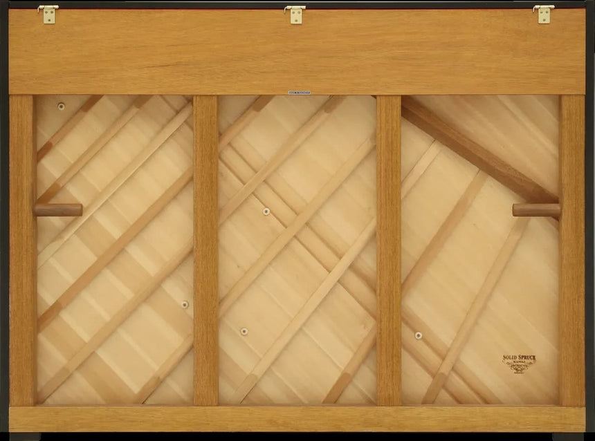 Piano droit Kawai K-15 E noir brillant – vue arrière avec table d’harmonie et bords noirs du meuble.