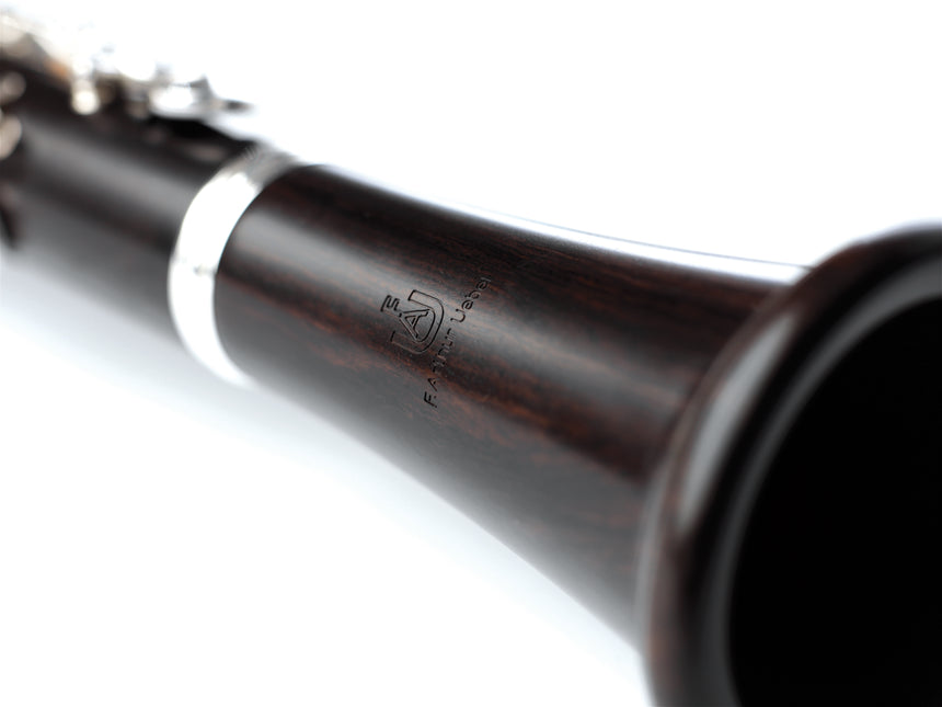 Uebel 621 B-flat clarinet in grenadilla wood with silver-plated keys – close-up of the bell with the manufacturer’s engraving.