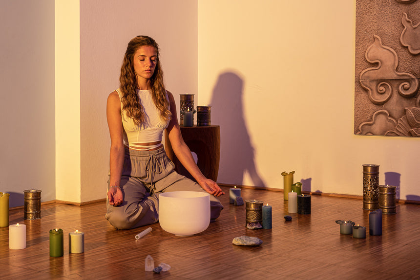 MEINL Sonic Energy CSB10F, weiß mattiert – in einer Meditationsszene