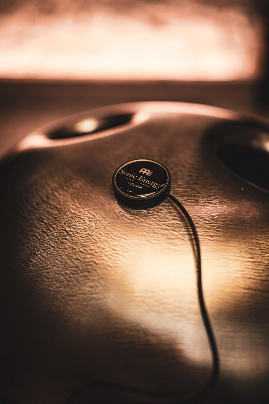MEINL Sonic Energy SEPU Tonabnehmer, schwarz – Anwendungsbild auf einer Handpan, Hochformat