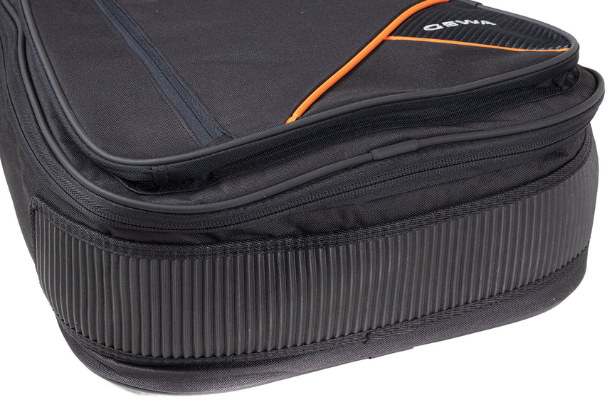 GEWA Premium 20 Western-Gitarrentasche, schwarz – Detail der unteren Kante und des Seitenschutzes