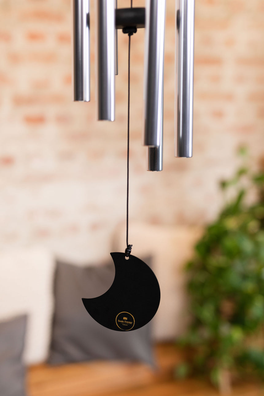 Carillon de méditation Meinl Sonic Energy MMC32S argenté, 80 cm – détail du pendule en forme de lune