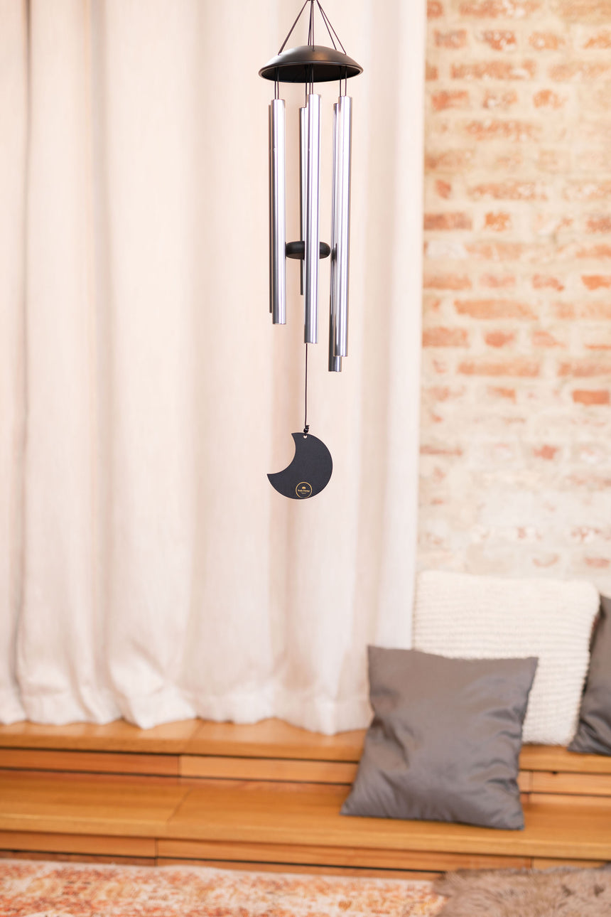 Carillon de méditation Meinl Sonic Energy MMC32S argenté, 80 cm – suspendu dans une pièce