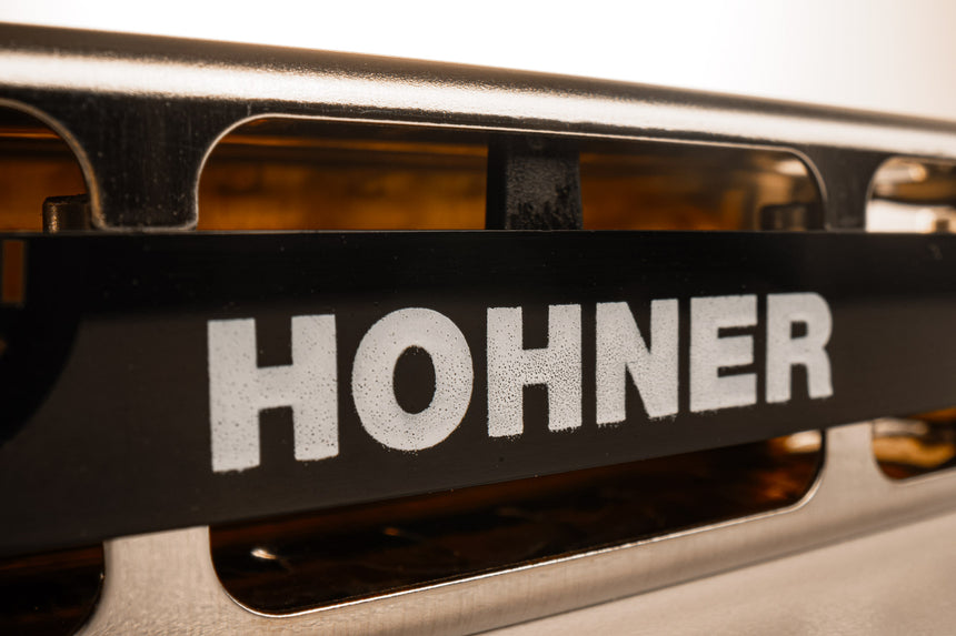 HOHNER Big River Harp MS – Detail des HOHNER-Schriftzugs