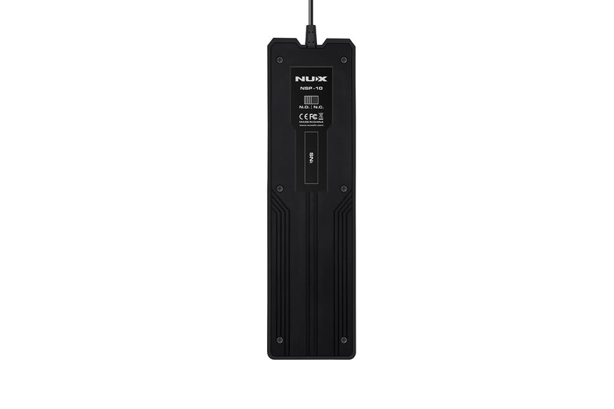 NUX NSP-10 Sustainpedal in Schwarz und Silber – Unterseite mit Schalter