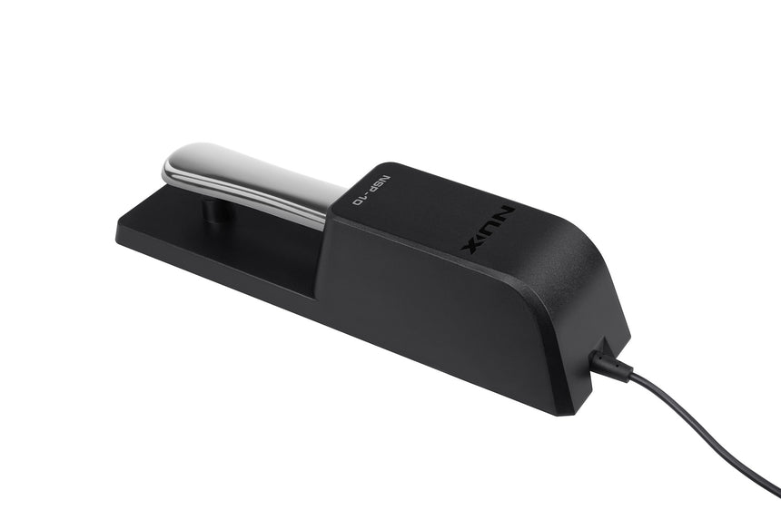 NUX NSP-10 Sustainpedal in Schwarz und Silber – Schrägansicht der Trittplatte