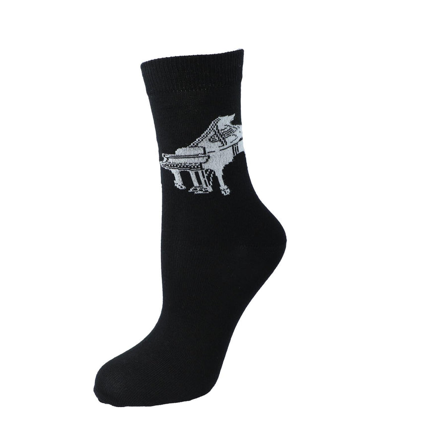 Kübler SOPI Flügel Socken – schwarze Socke gespannt, Motiv Flügel auf weißem Hintergrund