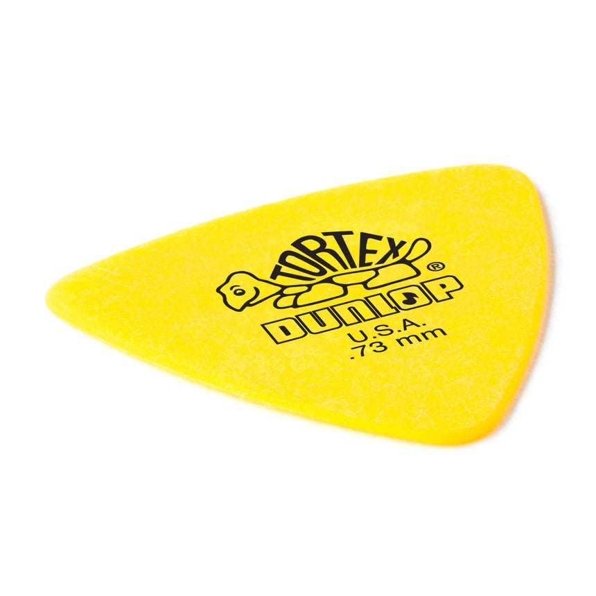 Vue de détail oblique d’un médiator jaune Dunlop Tortex Triangle de 0,73 mm du Player’s Pack