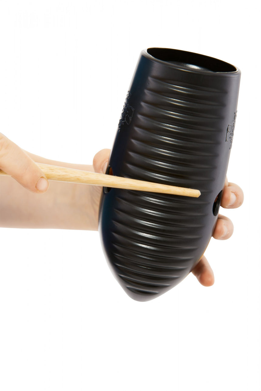 Mini güiro NINO NINO581BK noir – vue oblique du jeu avec le racloir en bois