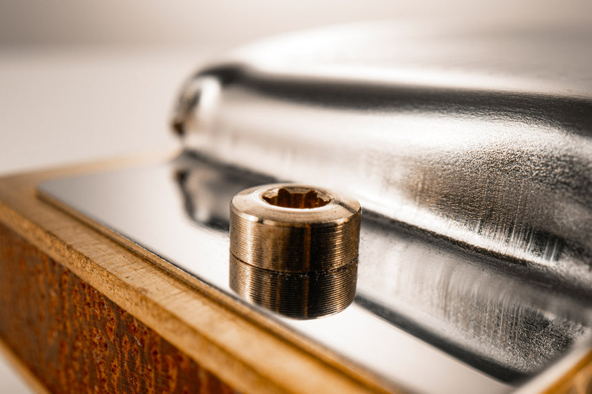 Hohner Blues Harp MS, braune Holzkanzelle und Metalldeckel – Detail der Deckelbefestigung