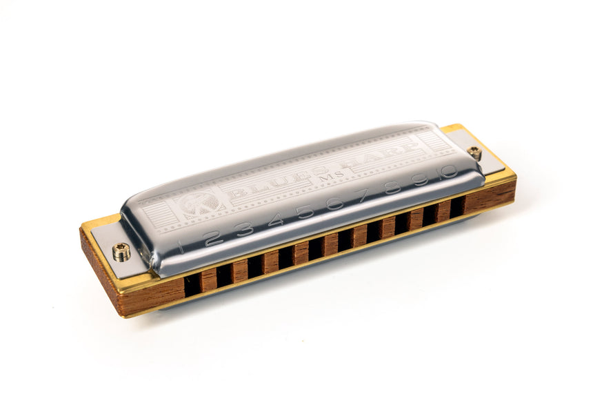 Hohner Blues Harp MS, braune Holzkanzelle und Metalldeckel – Schrägansicht