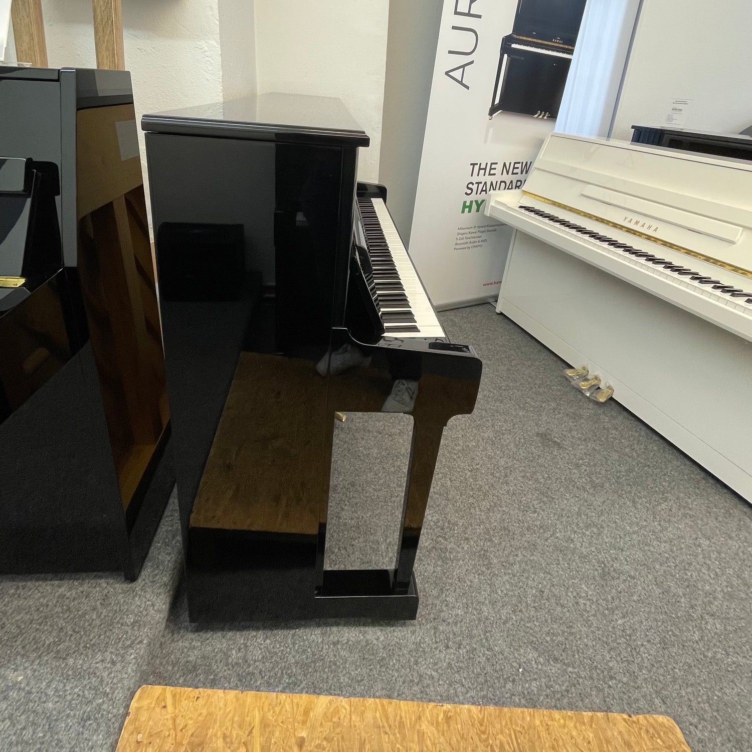 Yamaha V-118 Klavier Mod. Vienna Bj. 2000 - schwarz poliert (gebraucht) - Musik-Ebert Gmbh