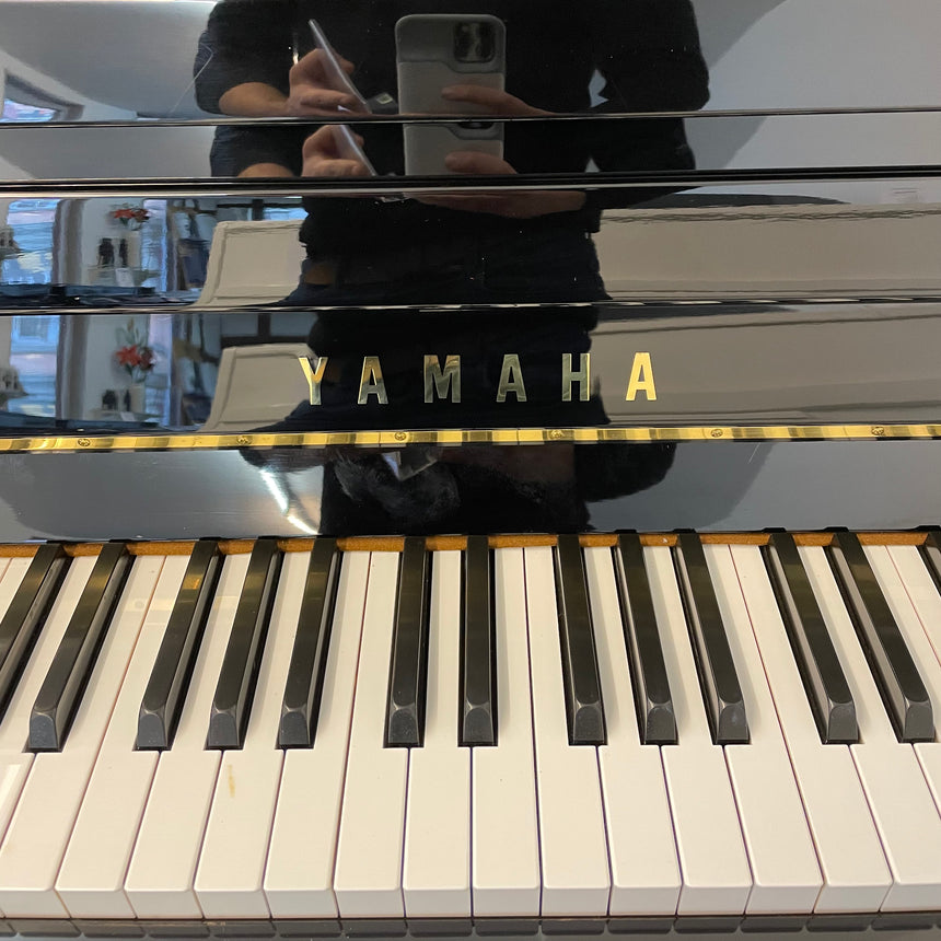 Yamaha V-118 Klavier Mod. Vienna Bj. 2000 - schwarz poliert (gebraucht) - Musik-Ebert Gmbh