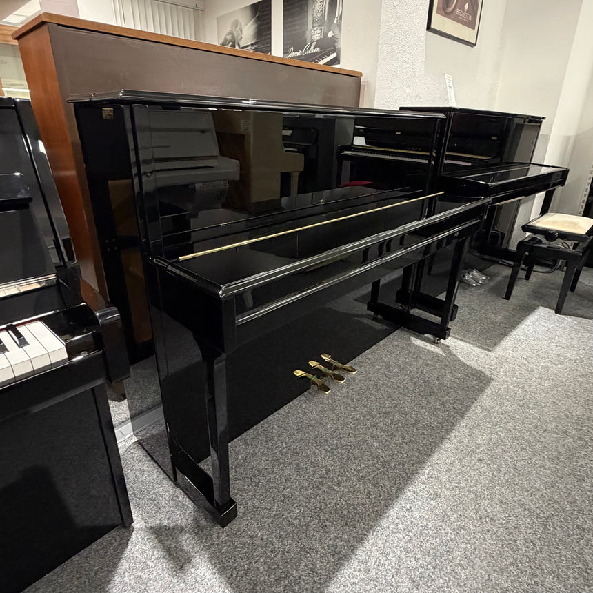 SAMICK Klavier SU 110G schwarz poliert Occasion Bj. 1995 sehr guter Zustand (gebraucht) - Musik-Ebert Gmbh