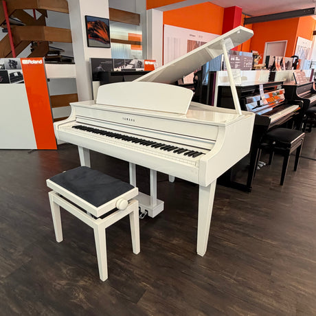 YAMAHA CLP-765 GP DIGITALFLÜGEL – WEISS HOCHGLANZ - sehr guter Zustand (gebraucht) + Klavierbank - Baujahr 2021 - Musik-Ebert Gmbh