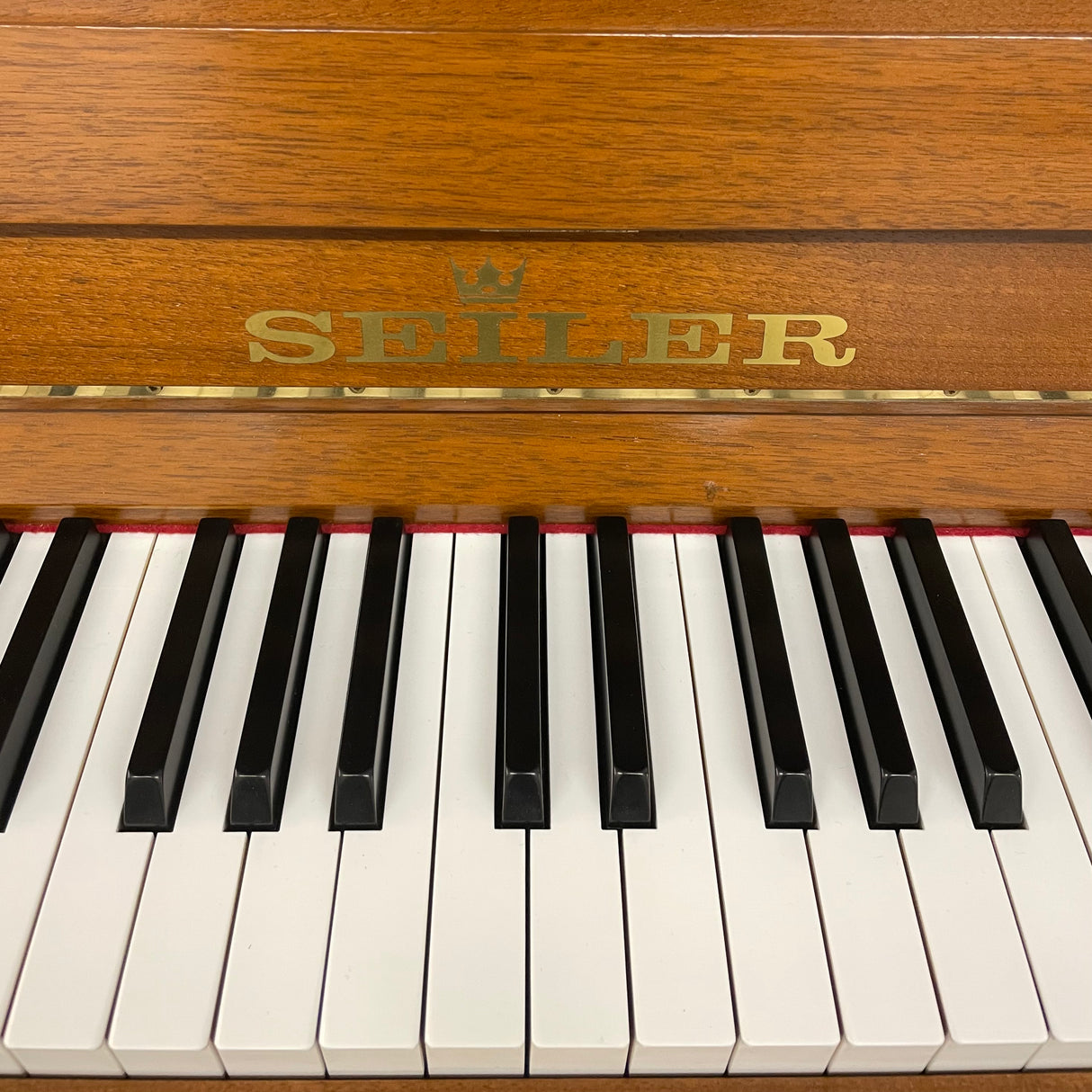 SEILER Konzertklavier 132 Bj. 1988, Nussbaum sehr guter Zustand (gebraucht) - Musik-Ebert Gmbh