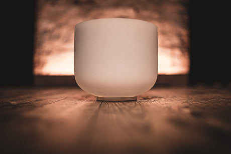 Meinl CSB8B Kristallklangschale, weiß mattiert, 8 Zoll, H, 432 Hz – Frontansicht auf Holz im warmen Licht