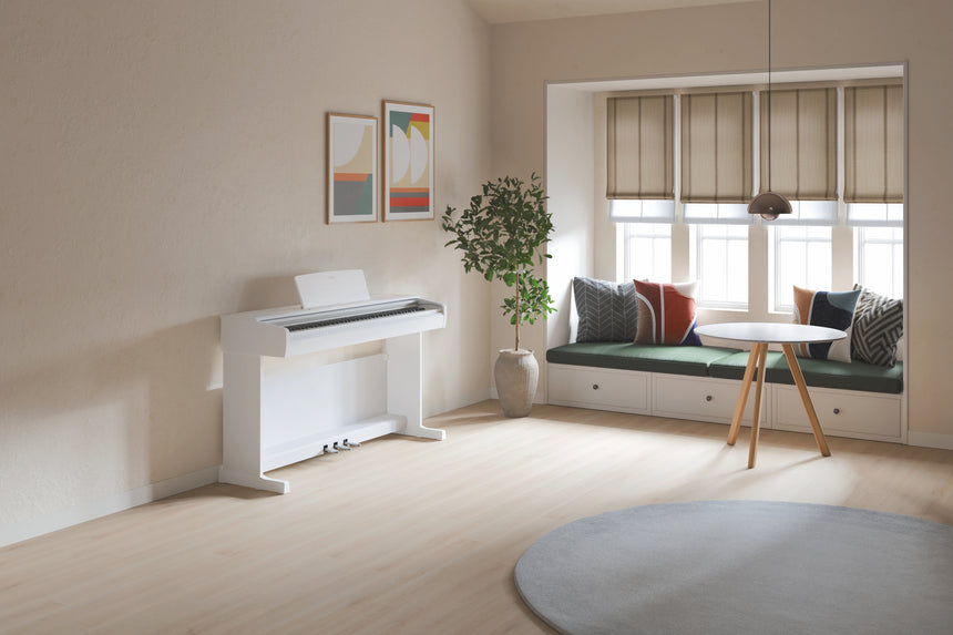 Yamaha YDP-146 Weiß – im Wohnraum