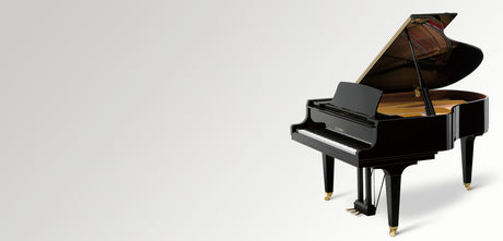 Kawai GL-50 Flügel in Schwarz poliert mit geöffnetem Deckel, Schrägansicht auf hellem Hintergrund