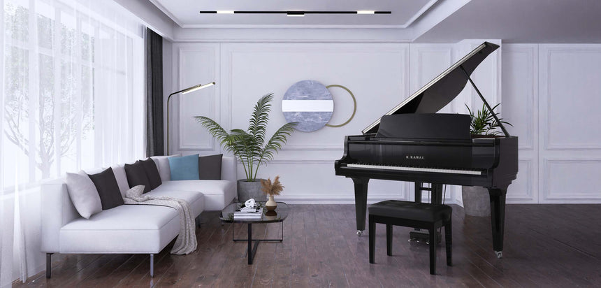 Piano à queue Kawai GL-10 noir poli, ferrures chromées et couvercle ouvert dans une pièce de vie