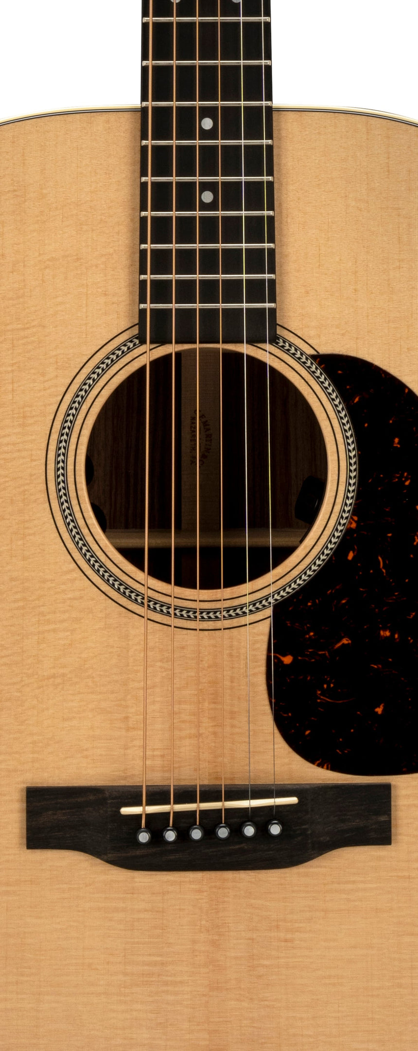 Guitare acoustique Martin D-16E-01, finition naturelle satinée et palissandre – détail de la table, de la rosace et du chevalet.