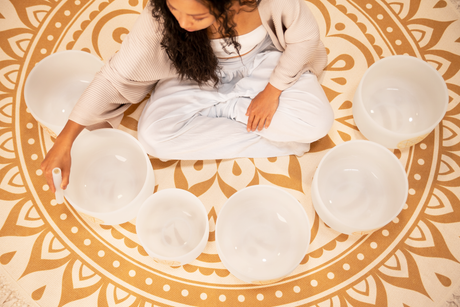 Meinl SOLCSBSET Solfeggio-Kristallklangschalen-Set – Blick von oben beim Spielen