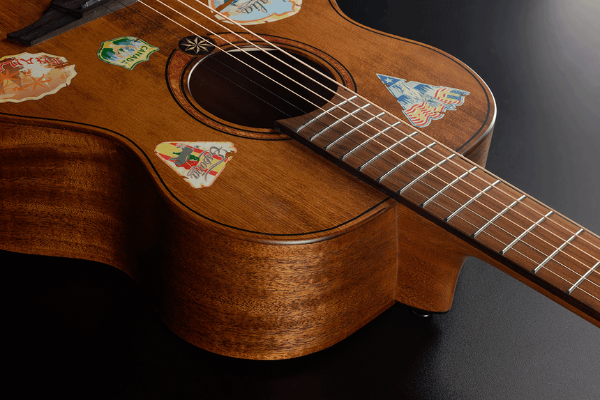 Guitare de voyage Lâg ESCAPADE-GTE au motif Globe Trotter – détail des éclisses et du bord de caisse