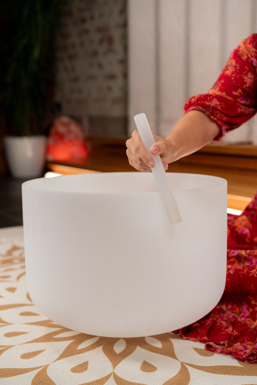 Meinl CSB16C3 weiß mattierte Kristallklangschale – Detail der Schale beim Spielen