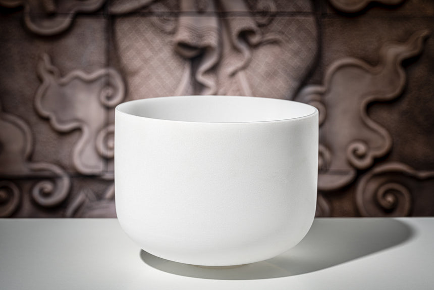 MEINL Sonic Energy CSB12C, blanc dépoli – devant un fond ornementé