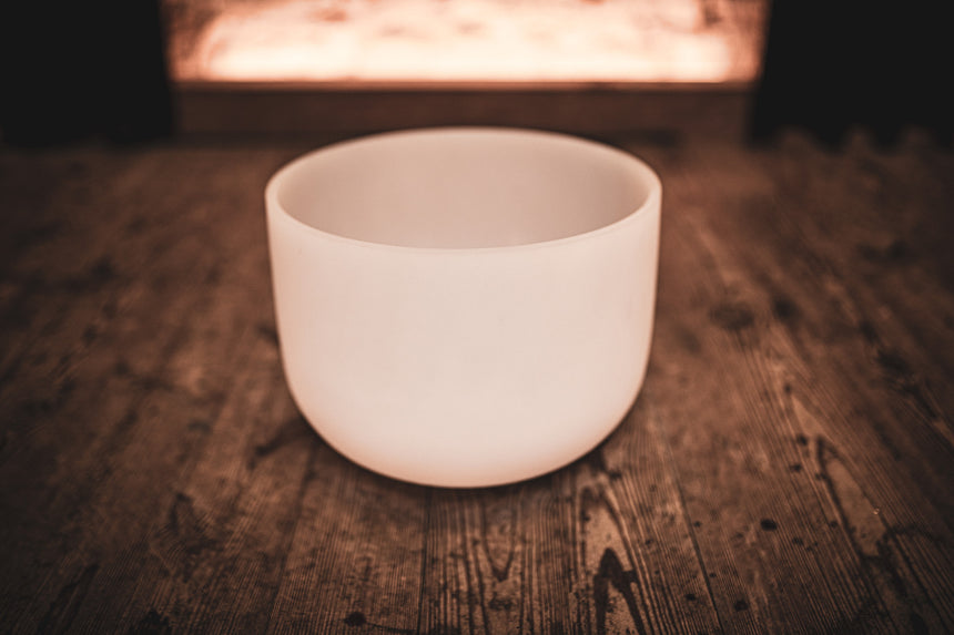 MEINL Sonic Energy CSB12F, white frosted – on a dark wooden table