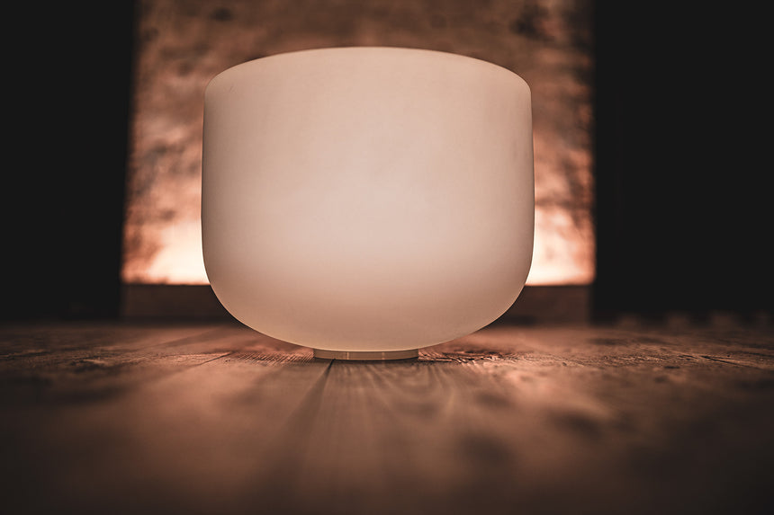 MEINL Sonic Energy CSB12E, white frosted – in warm lighting