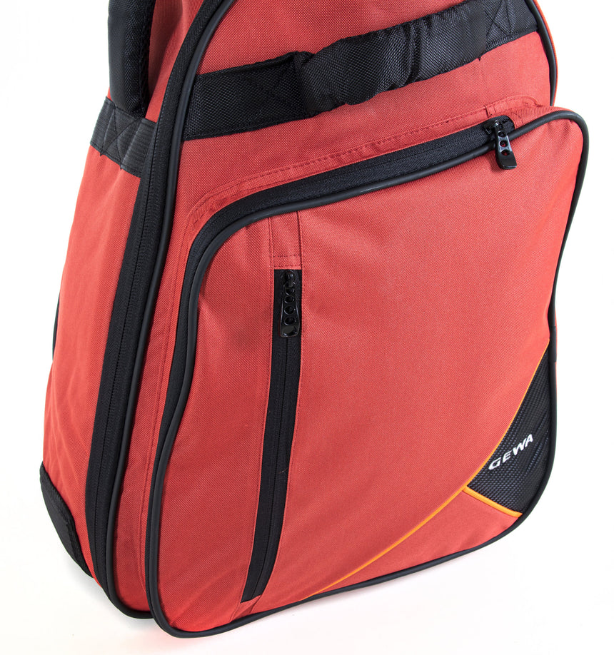 GEWA Premium 20 Western-Gitarrentasche, rot – Detail der unteren Fronttasche mit GEWA-Logo