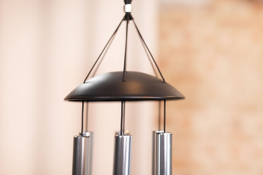 Carillon de méditation Meinl Sonic Energy MMC32S argenté, 80 cm – détail du couvercle rond et de la suspension