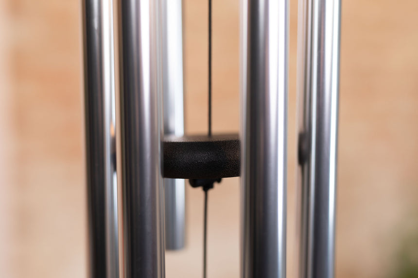 Carillon de méditation Meinl Sonic Energy MMC32S argenté, 80 cm – détail du battant entre les tubes