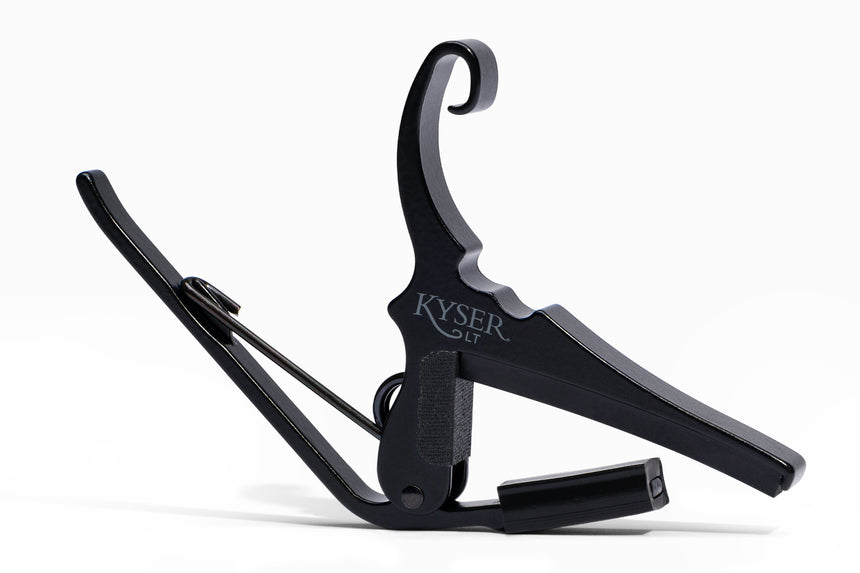 Kyser KG6LTA Low-Tension-Kapodaster für Stahlsaitengitarre, schwarz – Vorderansicht auf weißem Hintergrund.