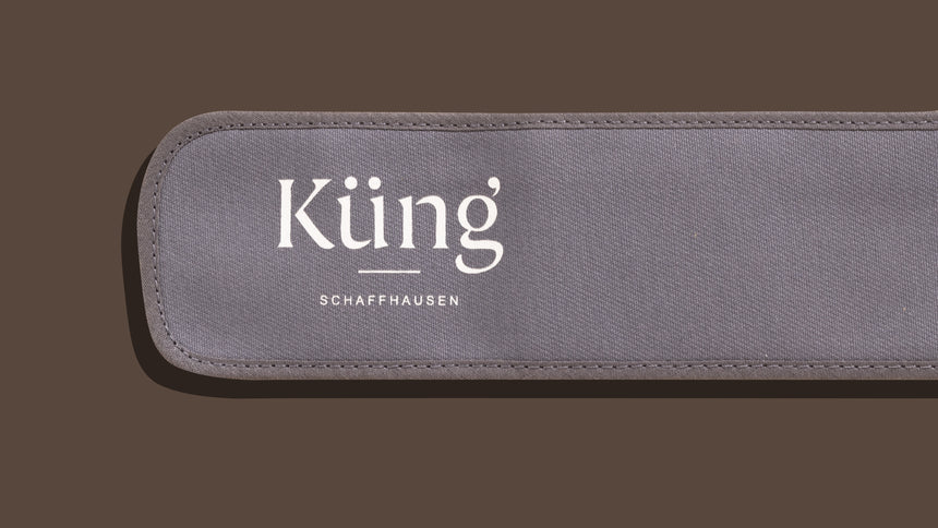 Küng 9301 graue Baumwolltasche für Sopranblockflöte, Detail des Markenaufdrucks
