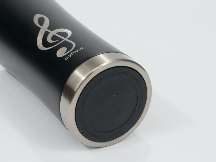 Mug isotherme noir Agifty M7007 à clé de sol argentée, détail de la base en acier inoxydable