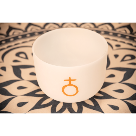 Meinl Sonic Energy PCSB12E, weiß mattiert, goldenes Erdenjahr-Symbol – Klangschale auf einer gemusterten Matte
