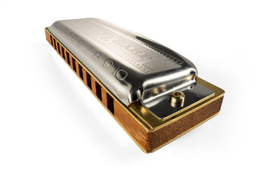 Hohner Blues Harp MS, braune Holzkanzelle und Metalldeckel – Schrägansicht von der Gegenseite