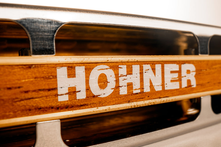 Hohner Blues Harp MS, braune Holzkanzelle und Metalldeckel – Detail der Holzkanzelle