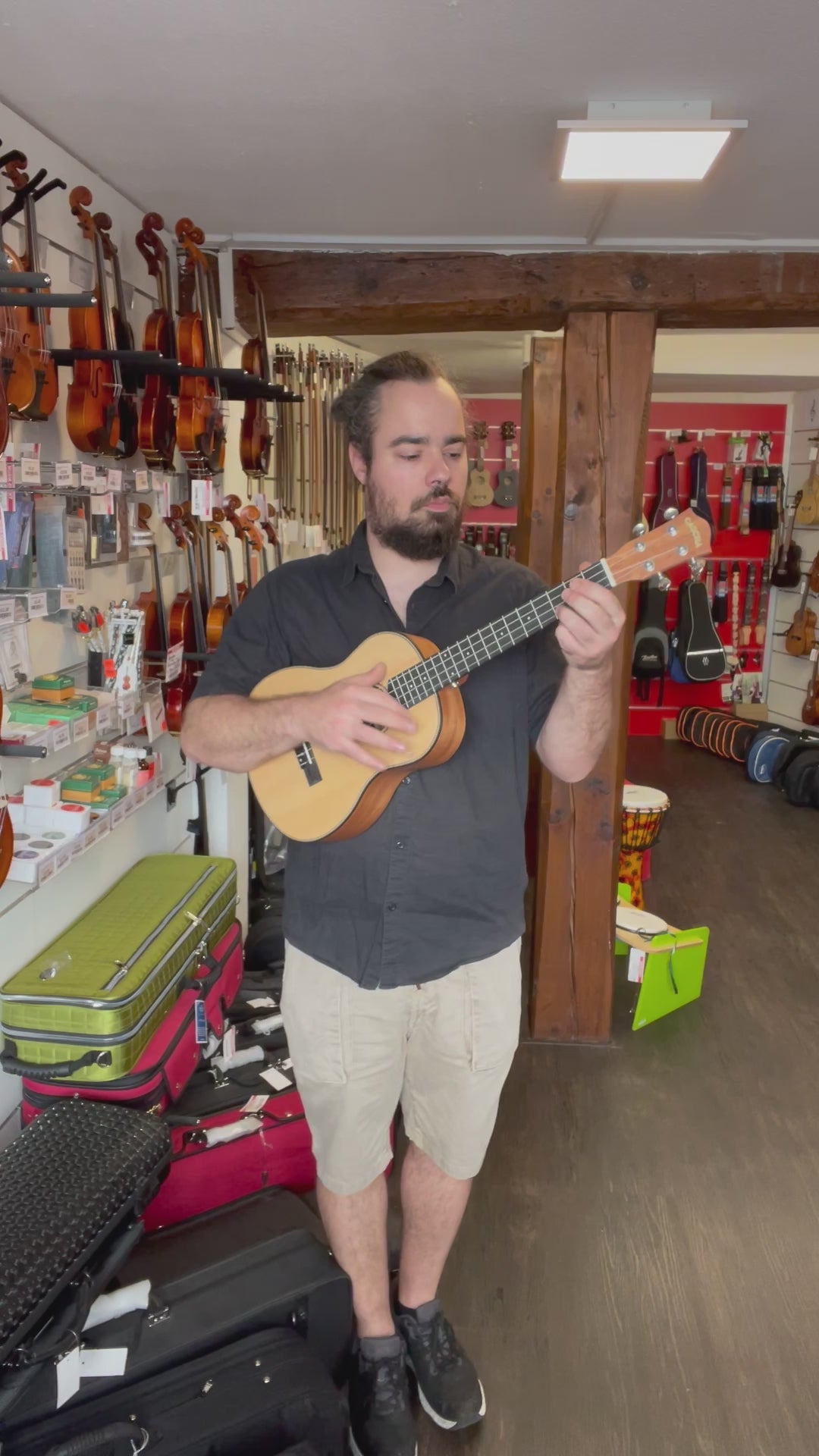 CASCHA baritone ukulele made of solid spruce I with bag HH2244