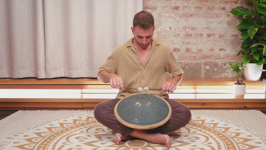 MEINL Sonic Energy 16" Octave Steel Tongue Drum, Fis Moll, 9 Töne, 432 Hz, Dunkelgrün, Graviertes florales Design OSTD4DGE