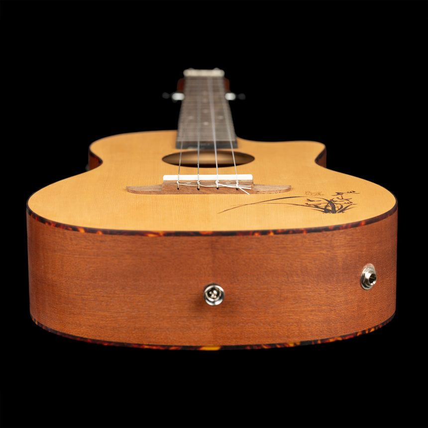 ORTEGA Bonfire Serie/Preamp Bariton Ukulele - Fichte Natur mit Lasergravur - Musik-Ebert Gmbh