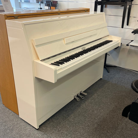 Kemble Klavier K-109 weiß poliert / Chrom Bj. 2018 (gebraucht) - Musik-Ebert Gmbh